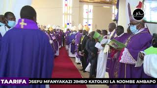 Tazama Maaskofu Walivyousindikiza Mwili Wa Hayati Askofu Maluma Mpaka Kaburini Ndani Ya Kanisa Kuu