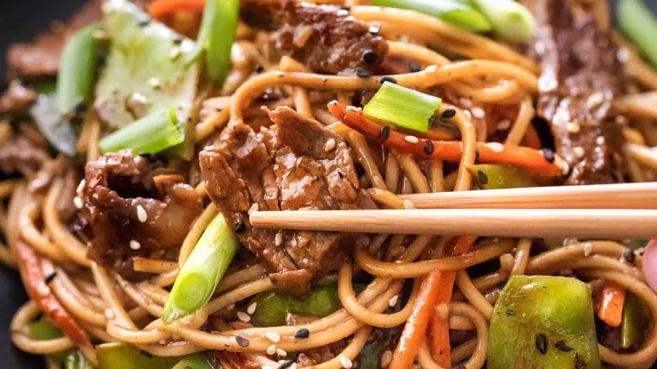 النودلز الصيني مع شرحات اللحم البقر أو الأندومي اللذيذ مثل المطاعم بالظبط..طعم خيال ونكهات روووعة.