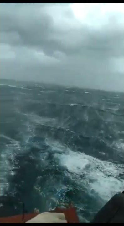 story Wa kapal nelayan, hari cuaca tidak mendukung ombak besar 🌊🌬️