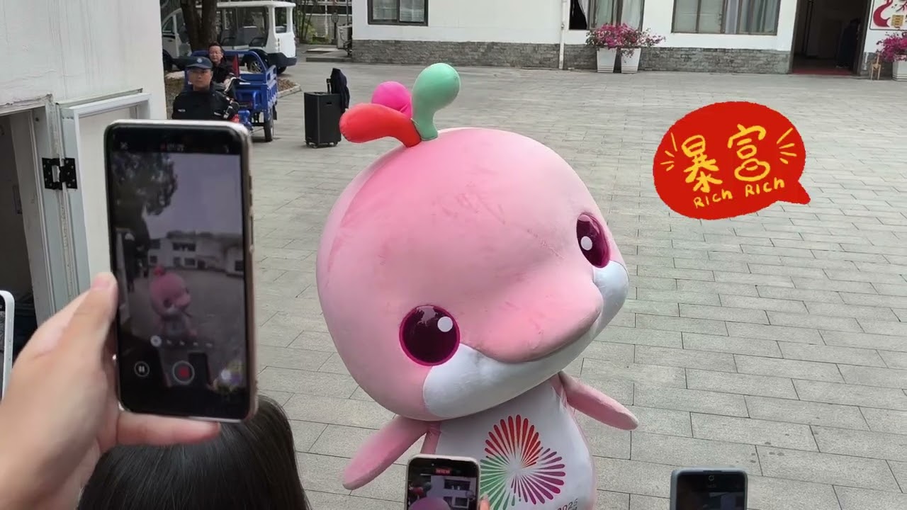 小粉边卖萌边祝福大家新年快乐 被爱的光波照射到的每位ee99马年行大运 温暖绵长 日进斗金 恭喜发财