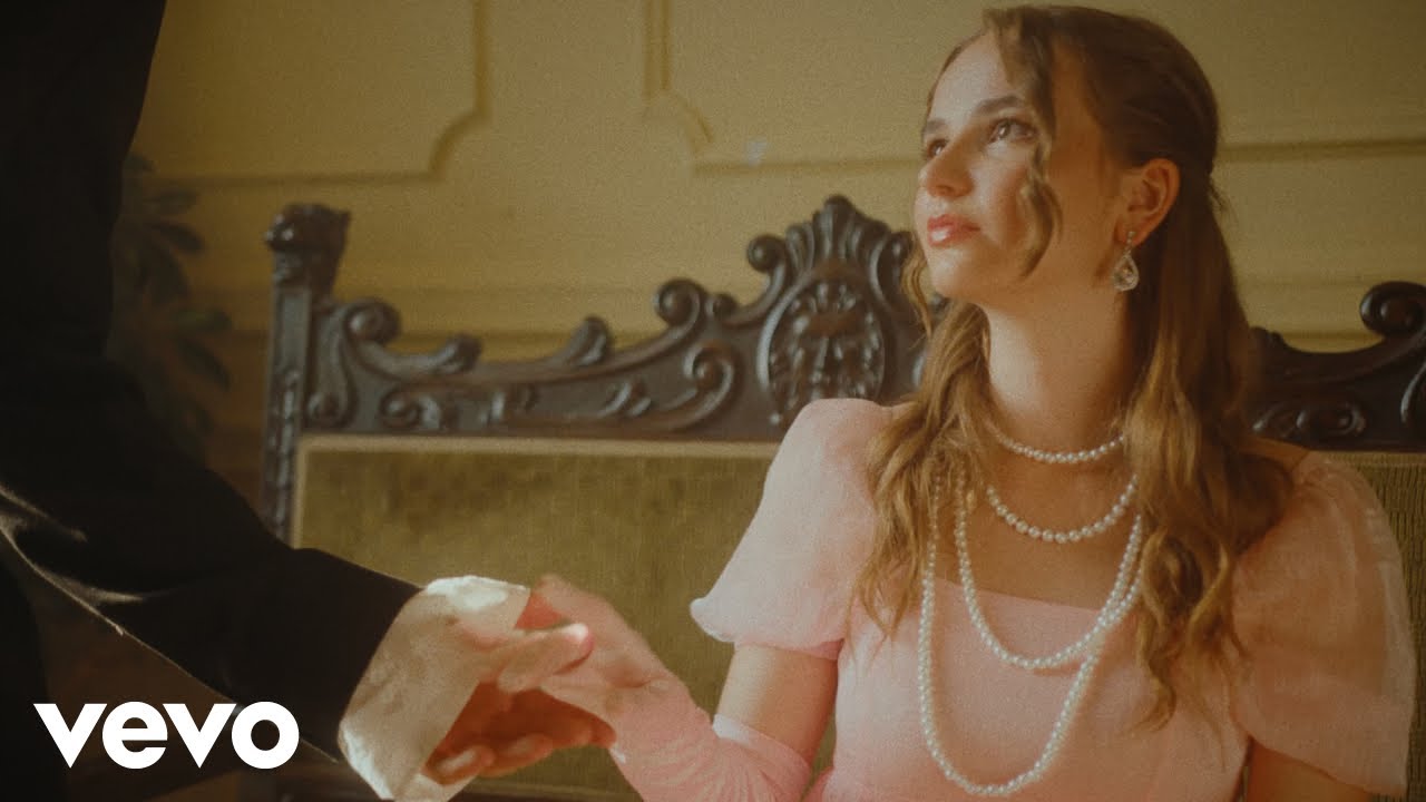 Julia Meladin - Perlen um den Hals (Offizielles Video)