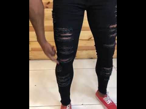 calça jeans preta desfiada