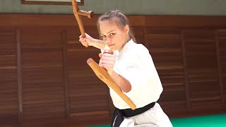 Natasha meets Weapon in Japan! カナダの空手女子ナターシャがトンファに挑戦！