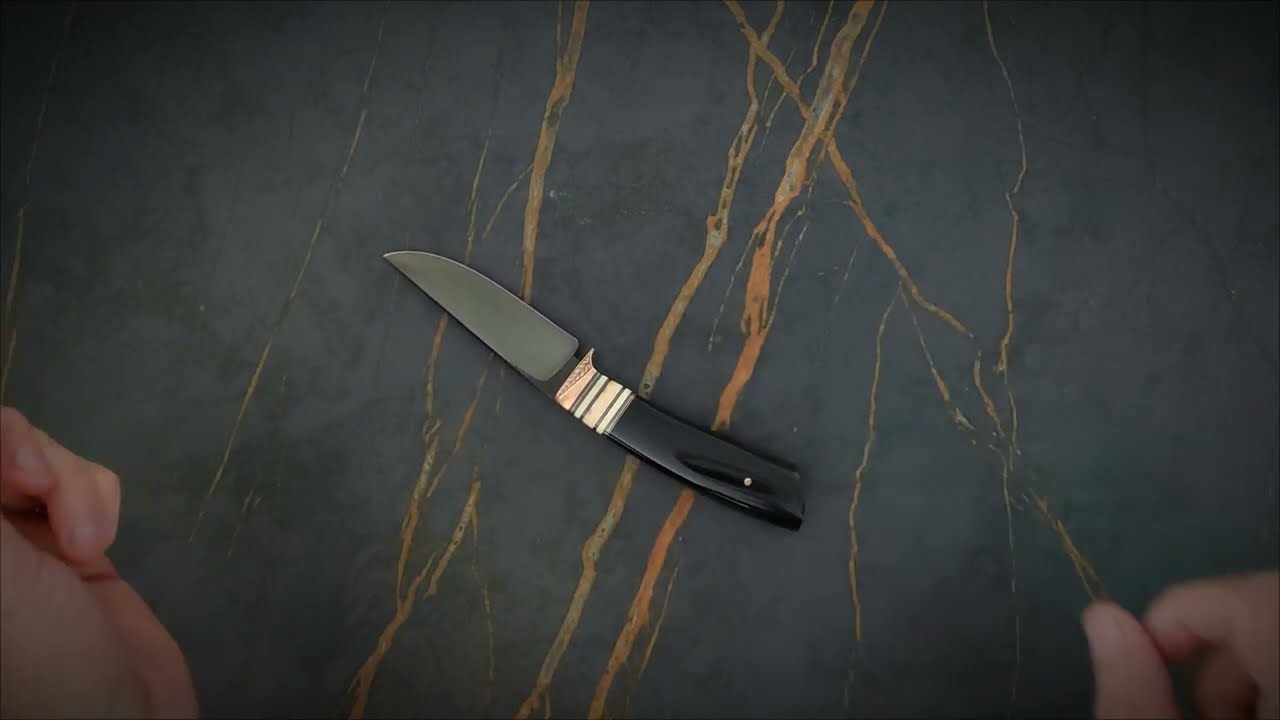 Ein Herrenmesser mit 1.2442 Stahl, Bronze, Mammut Elfenbein und Büffel.