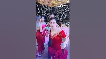 Việt Hương đích thân chạy xuống kéo tay hoa hậu Khánh Vân lên sân khấu đám cưới Hà Trí Quang