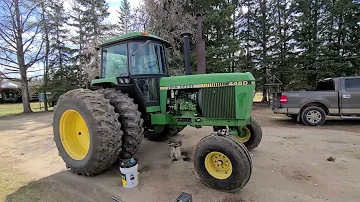 Kolik motorového oleje se vejde do traktoru John Deere 4450?