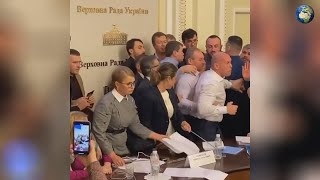 Депутаты Рады подрались на заседании, а Тимошенко раскидала документы