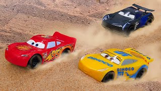 McQueen aprende os sinais de trânsito! História infantil com carros de  corrida para crianças 