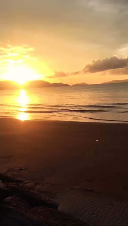 story w.a senja Di pinggir pantai. tanpa tulisan dan kata kata