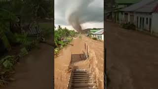 Detik Detik Angin Puting Beliung Dan Banjir Bandang Hancurkan Desa shortsviral creepylol