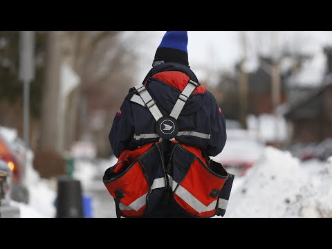 Vidéo: Qu'est-ce que cela signifie lorsqu'un colis est en transit Postes Canada?