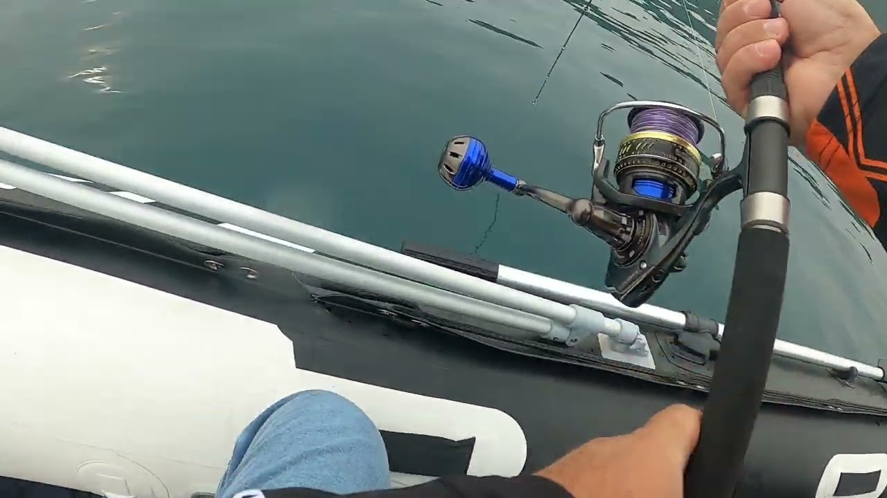 ψαρεμα με το φουσκωτο σε κοπαδι με τονους (jigging)