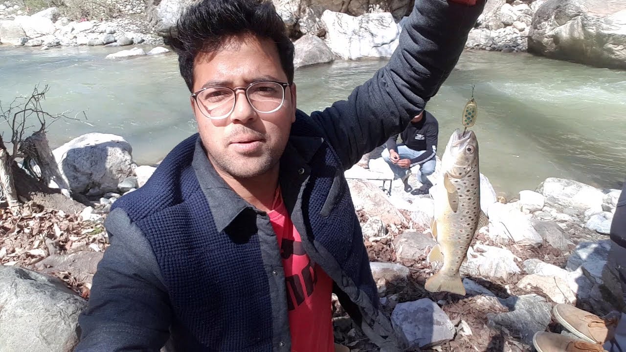 How to catch a Trout Fish ? आखिर कार पकड़ी गई Fishing in KulluManali YouTube