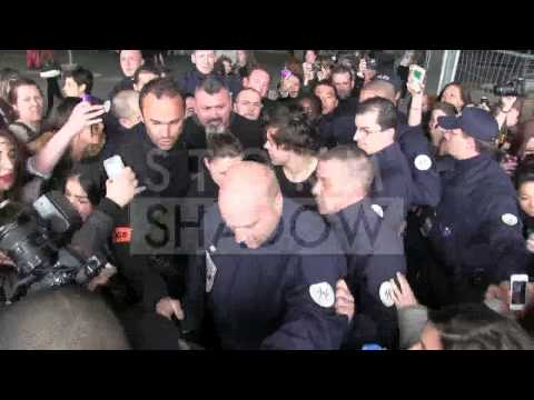 CRAAZZYYY Harry Styles FAN RIOT at Airport in Paris !!!!