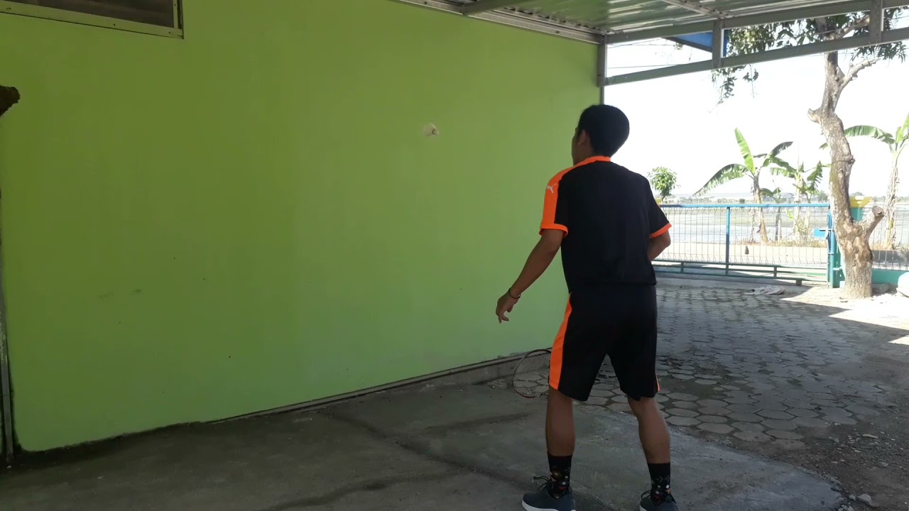 latihan gerakan memukul shuttlecock ditembok