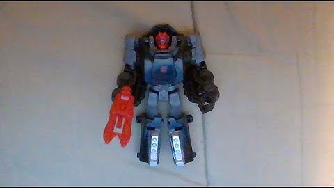 Transformers Generations Thrilling 30/IDW Titan Class Metroplex review part 2 of 5 Scamper