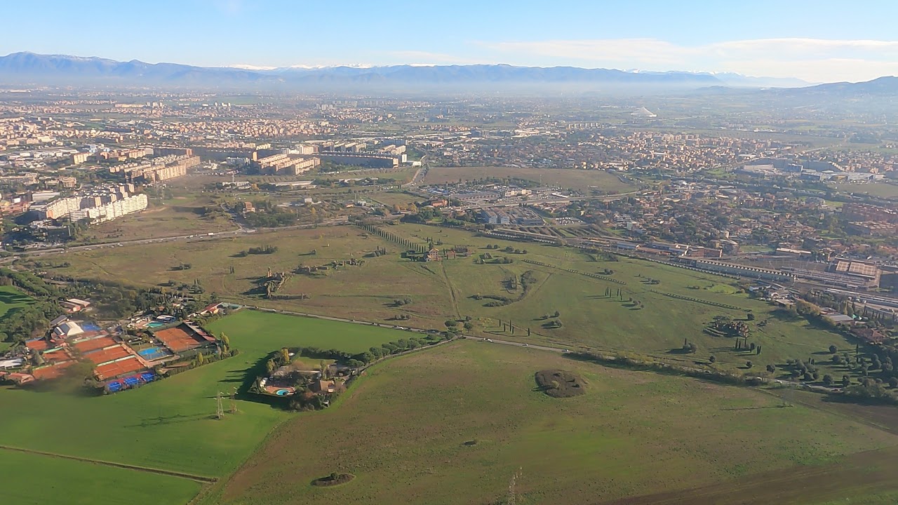 Atterraggio a Roma Ciampino con vista degli Appennini e Abruzzo in 4k