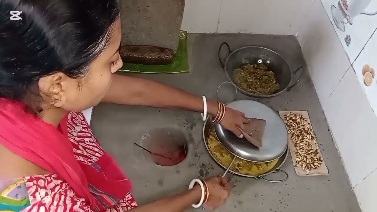 বেশি তেল,মসলা, ঝাল দিয়ে মাংস রান্না করলাম, সঙ্গে আছে কাঁঠালের বিচি ও আলু। 