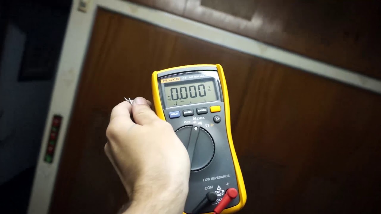 Fluke 113 Multimeter Lamp Fluorescente interference part 2 - YouTube
