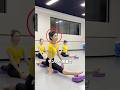 ダンスクラスでズルする少女