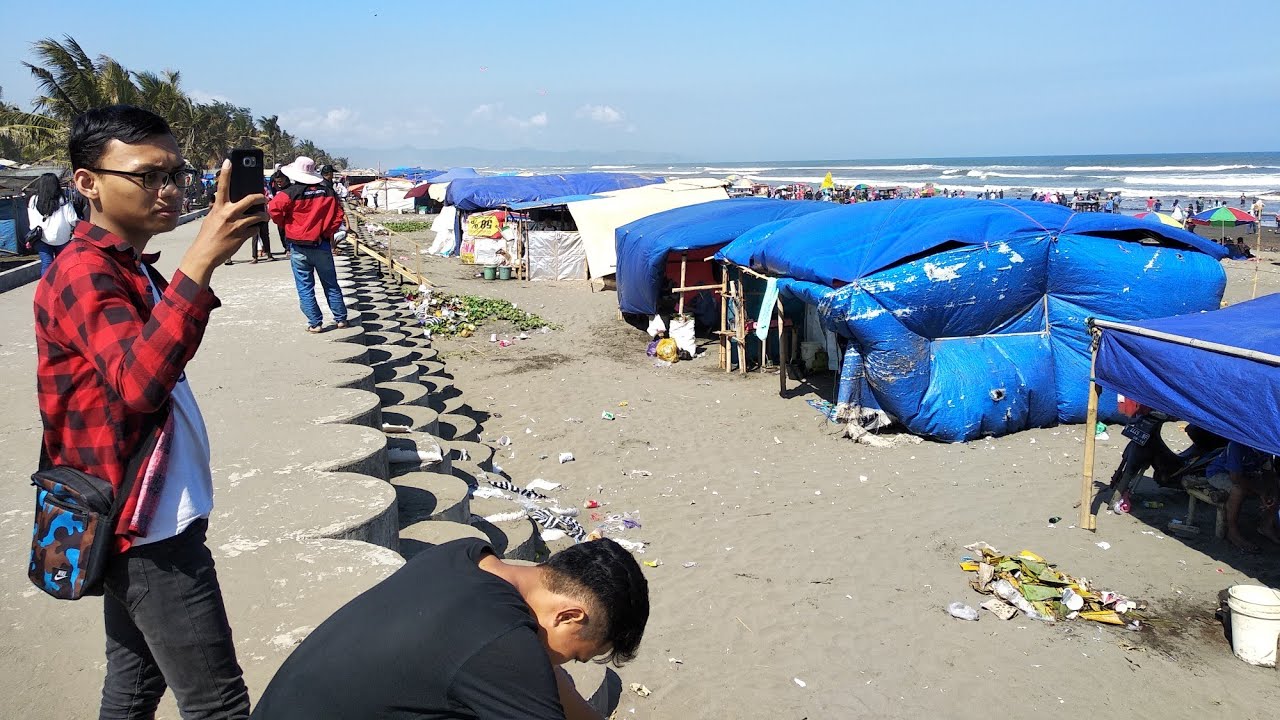 Suasana siang hari di pantai widarapayung saat libur 