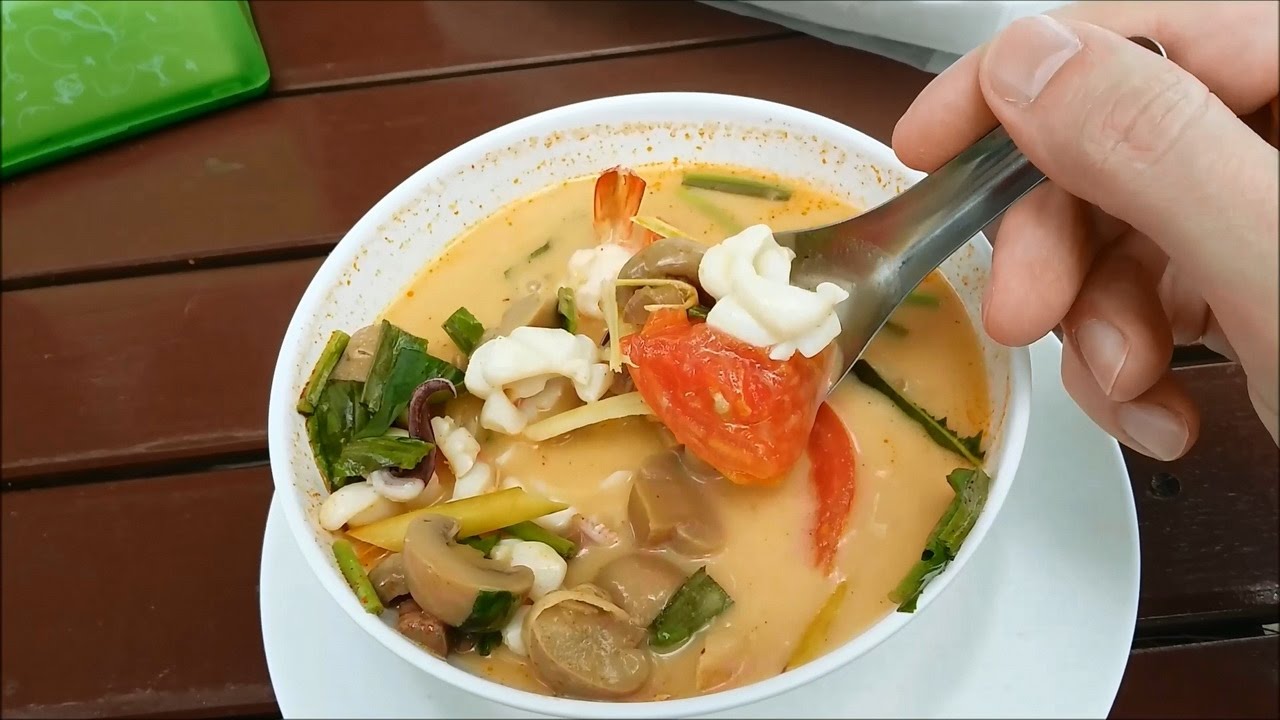 Как есть суп с рисом. Том ям в Тайланде. Суп том ям в Тайланде. Том ям с рисом.