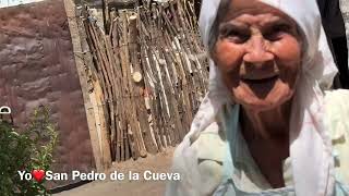 Abuelita doña Ramona lavando a mano sus mandiles a sus 88 años de edad