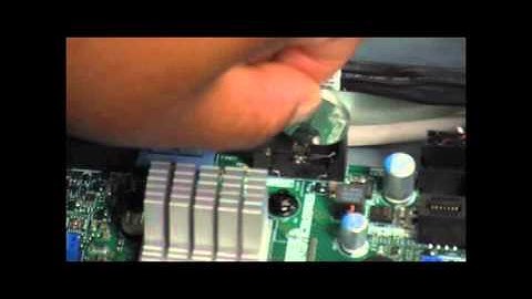 IBM System x 3300 M4 Installing the Battery