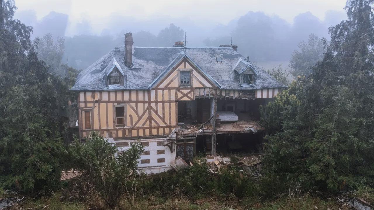 Ho scoperto una casa delle bambole a grandezza naturale abbandonata nella campagna francese!