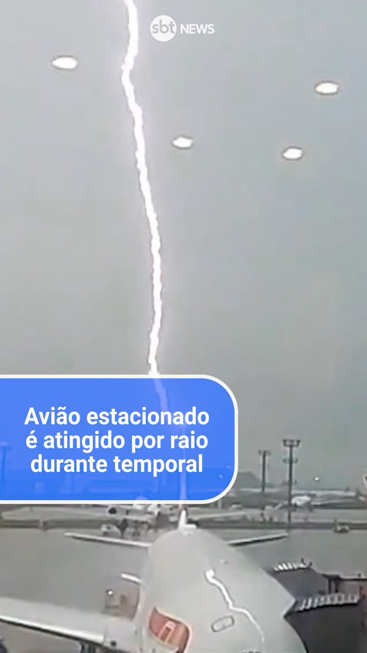Avião é atingido por raio durante temporal em São Paulo