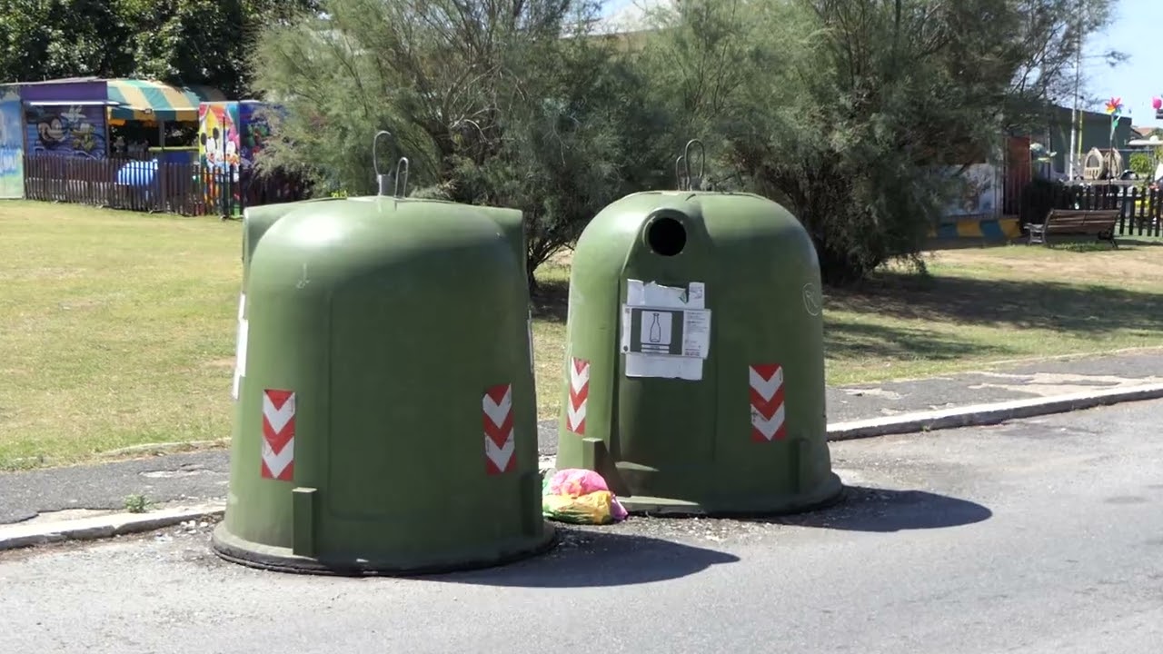 Acilia, campana del vetro scomparsa in via Molteni - Canale 10