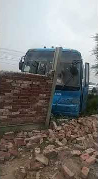 Accident on lahore road jambrr bus ki takar factory ki diwar se