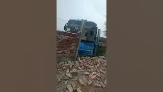Accident on lahore road jambrr bus ki takar factory ki diwar se