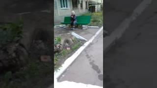 Бабка водой обливалась за то что хотели на лавочку присесть.😂😂😂😂😂😂😂