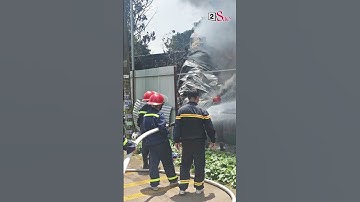 Cháy lớn tại xưởng sản xuất: Khói đen cuồn cuộn bao trùm khu dân cư kèm nhiều tiếng nổ lớn #tintuc
