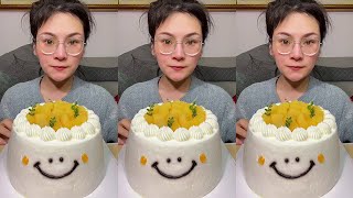 ASMR🍰Eating smiley face cream cake🍰 (soft and waxy sound)  크림 케ց 먹방 MUKBANG Satisfaction screenshot 2