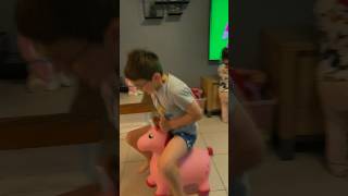 Cavalgando No Cavalo Da Minha Irmã