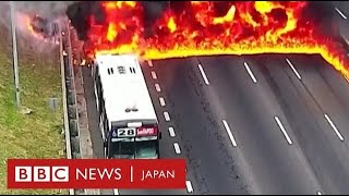 炎上するバスから逃げ出す乗客、漏れ出た燃料にも引火　アルゼンチンの高速道路