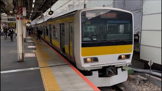 E231系500番台A521編成が各駅停車三鷹行きとして新宿駅16番線から発車するシーン (1109B) 2026.8.19.12:17