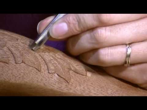 Wie ein Akanthusblatt auf einem cabriole Bein schnitzen