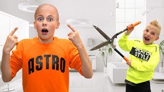 Даня ЛЫСЫЙ...Остались ОДНИ дома. Dania is bald ... ONE stayed at home. Даня ЛЫСЫЙ...Остались ОДНИ дома. Dania is bald ... ONE stayed at home.
