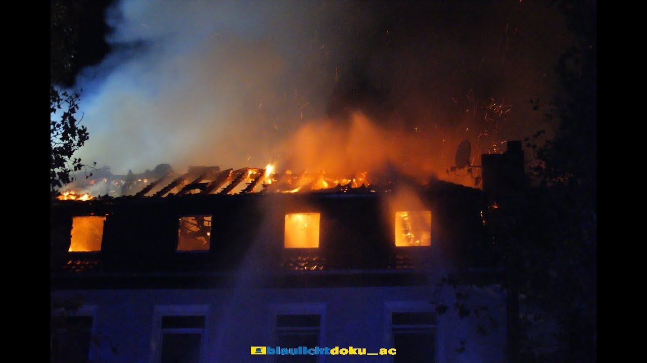 2023-09-23 Düren: Dachstuhl in Vollbrand