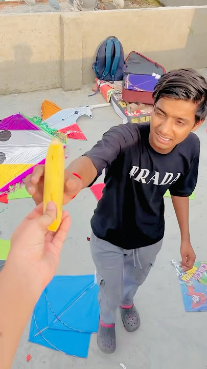 Padosi ko banana🍌khila kar apne kabu main karke usse patang le li🪁#kite#kiteflying#patang#shorts