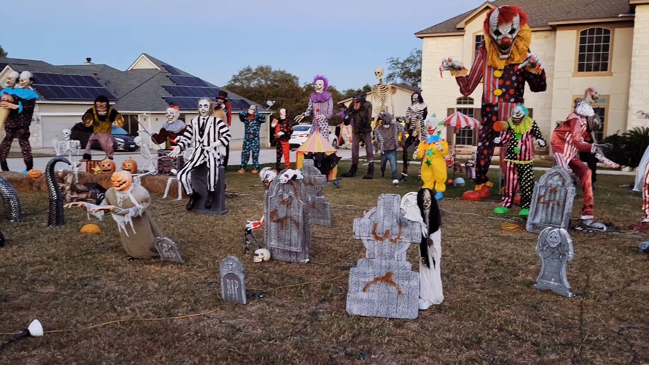 Spirit Halloween Animatronics Yard Display Bigger in Texas #halloween