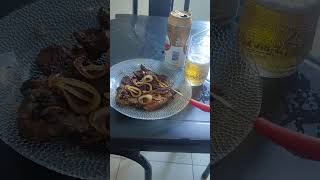 fígado acebolado com uma cervejinha 🍻🍺.