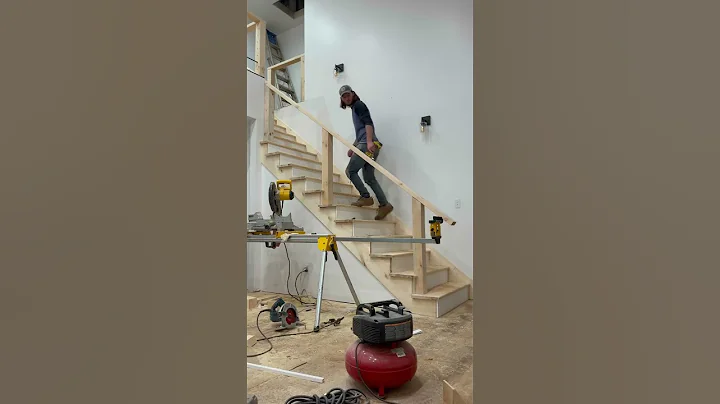 Amazing interior staircase 😱 | Beautiful guardrails 😍 #shorts #stairs #builder #diy #construction - DayDayNews