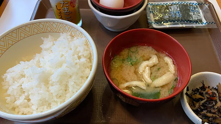 Eating a $2 Japanese meal at Sukiya in Japan | Healthy and cheap Japanese breakfast