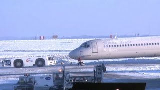 Flights resume out of Paris after snow delays