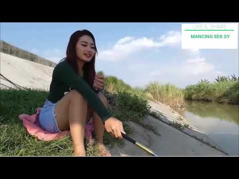 mancing ditepi sungai semutya nakal mauk ke paha