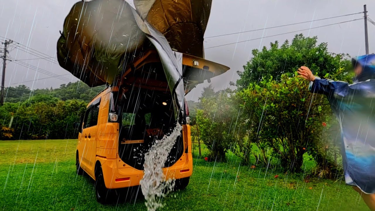 ☔ Женщина в одиночестве разбила лагерь под проливным дождем, натянув брезент на легковой автомобиль